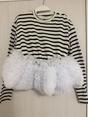 Bibiy. 스트라이프 패턴 프릴 긴팔 상의