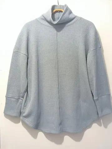 할메크 라이트 블루 하이넥 니트