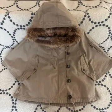 후드 부착 베이지 판초 케이프 코트