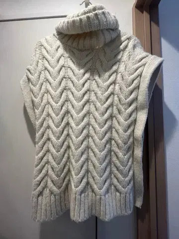 ZARA 아이보리 케이블 니트 터틀넥 베스트