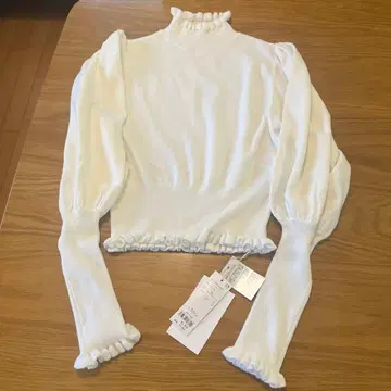 화이트 프릴 넥 퍼프 슬리브 니트 새상품