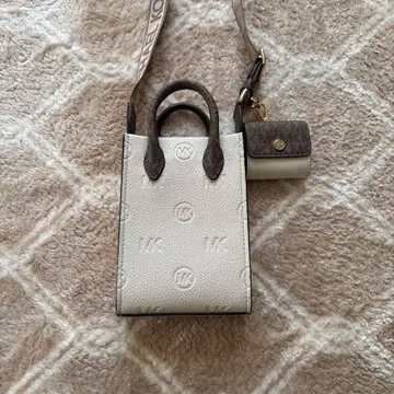 마이클코어스 스마트폰 숄더백 베이지 계열