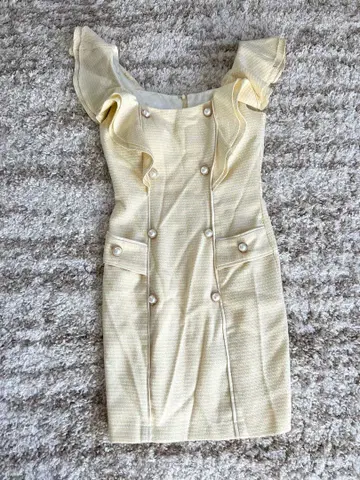 an S 사이즈 프릴 달린 옐로우 컬러 드레스