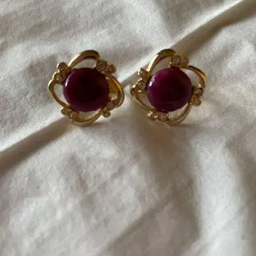 빨간색 보석 플라워 디자인 귀찌