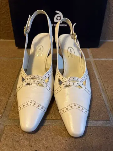 에이스 코퍼레이션 화이트 가죽 슬링백 펌프스