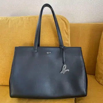 agnes b. 블랙 토트백 로고 참 포함