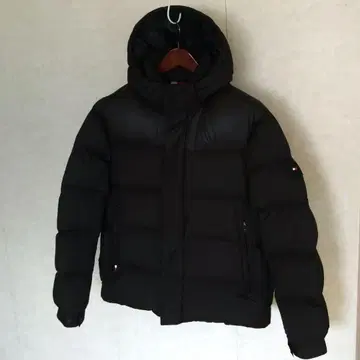 타미힐피거 블랙 다운 자켓 후드 부착