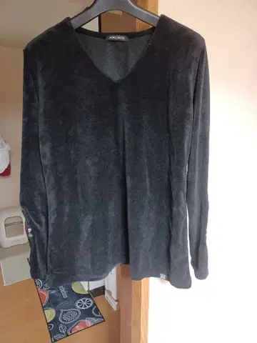 벨로아 느낌 검은 장미 티셔츠 장미 자수 포함