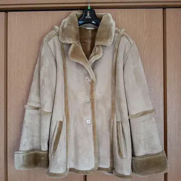 베이지 스웨이드 코트 버튼 포함