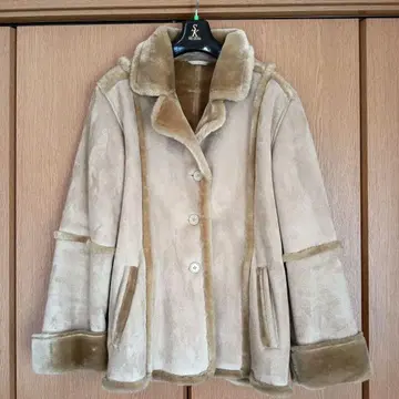 베이지 스웨이드 코트 버튼 포함