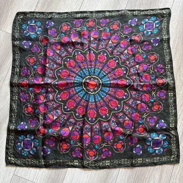 극단 사계 노트르담의 종 실크 스카프 장미창