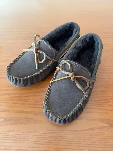 미사용 브라운 스웨이드 모카신 리본 포함