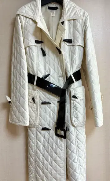 볼륨 퍼 퀼팅 코트 화이트