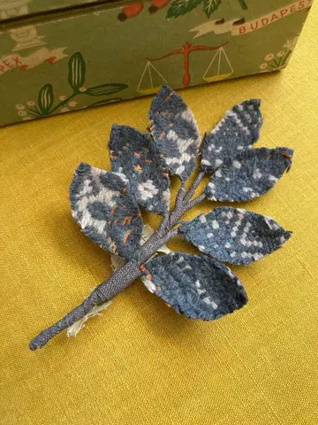 미나 페르호넨 원단을 사용한 나뭇가지 브로치