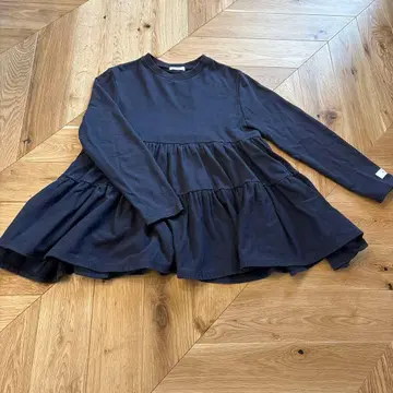 티어드 상의 네이비 긴팔 상의 YORI