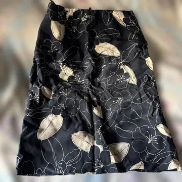 꽃무늬 플레어 스커트 무릎 기장 블랙과 베이지