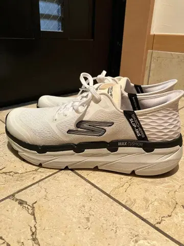 SKECHERS MAX CUSHION 퍼포먼스 스니커즈