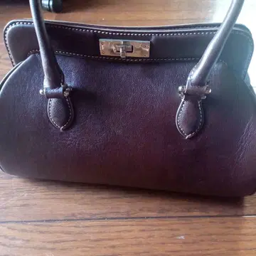 다크 브라운 가죽 핸드백