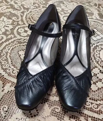 Naturalizer 블랙에 가까운 그레이 하이힐 펌프스 스트랩 포함