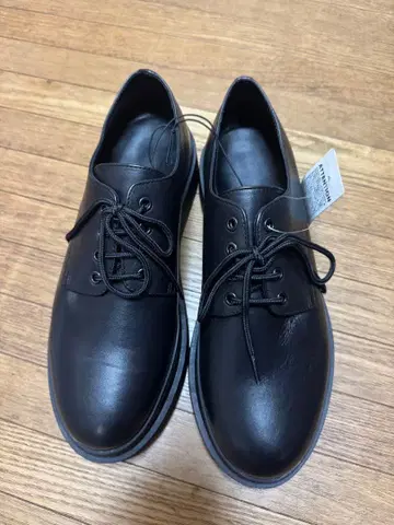 블랙 통굽 레이스업 슈즈