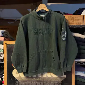 UNIVERSAL STUDIO 웜 포켓 부착 맨투맨 짙은 녹색 자수