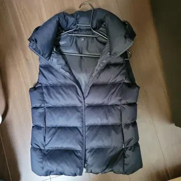 블랙 후드 부착 다운 베스트