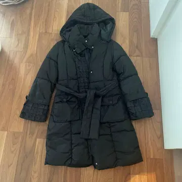 후드 부착 블랙 다운 자켓