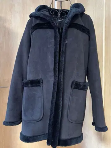 후드 부착 다크 그레이 무스탕 코트 M