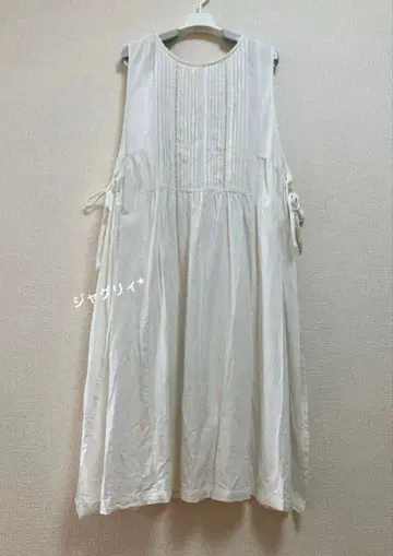 에이프런 원피스 사이드 오픈 리본 화이트 레이어드