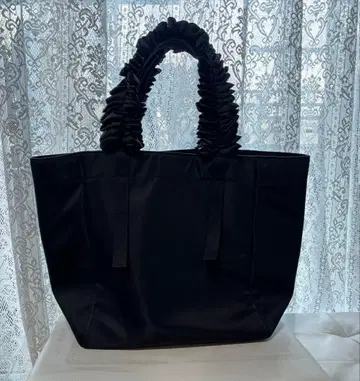 A4 사이즈 수납 프릴 핸들 블랙 토트백