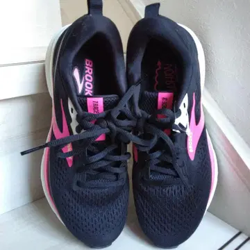 BROOKS 러닝화 24.5
