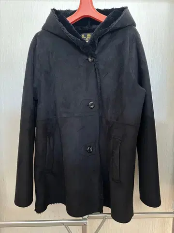 Sunny Clouds 후드 부착 무스탕 코트 블랙