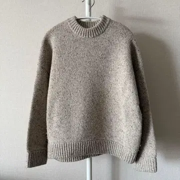 베이지 계열 크루넥 니트 긴팔