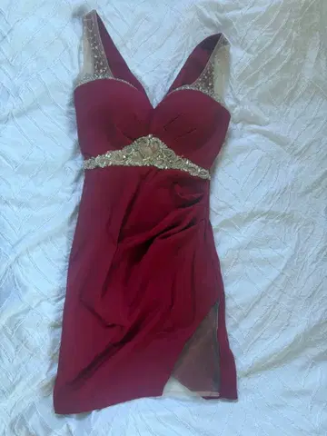 버건디 비즈 장식 타이트 드레스