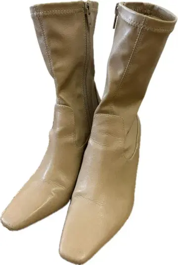 베이지 지퍼 달린 가죽풍 부츠