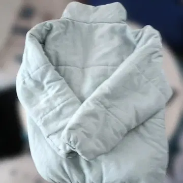 연한 스카이블루 다운 자켓