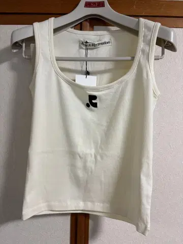 Rest & Recreation 탱크탑