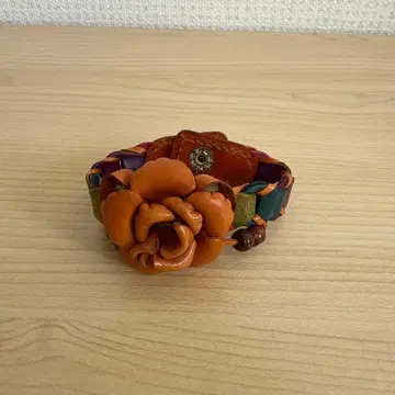 가죽 꽃 모티브 팔찌