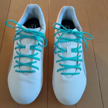 Puma 축구화 스파이크 화이트 거의 새상품급.