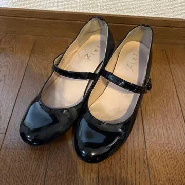 블랙 에나멜 스트랩 펌프스