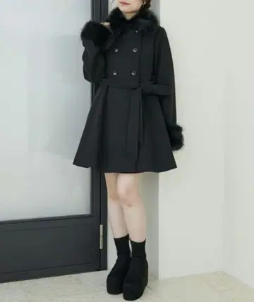 MAJESTIC LEGON 2way 인조 모피 칼라 플레어 코트 블랙