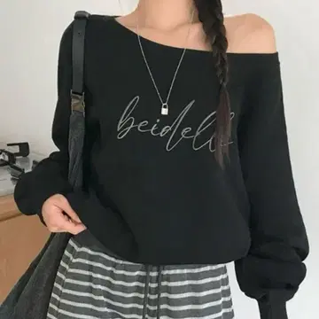 BEIDELLI 베이델리 오프숄더 레터링 맨투맨 블랙
