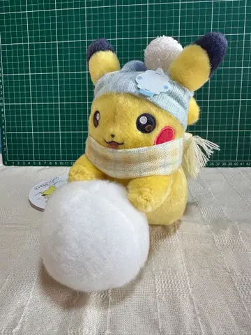 봉제 인형 피카츄와 눈놀이