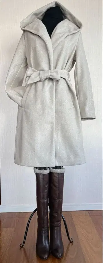 후드 부착 샌드 베이지 긴팔 롱 코트