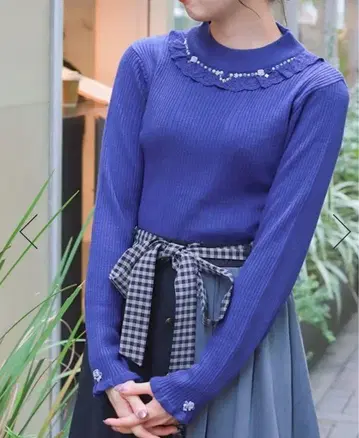 엑시즈팜 장미 보틀넥 리브 니트 네이비 새상품급