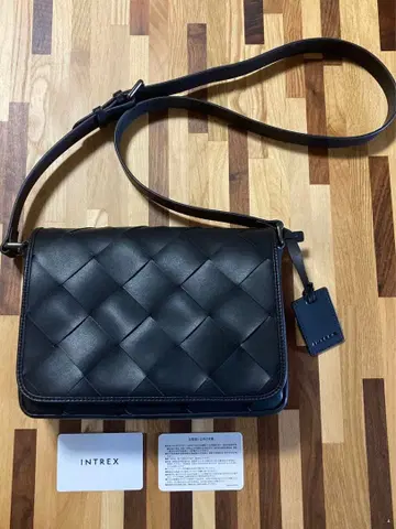 INTREX 블랙 숄더백 메쉬 숄더