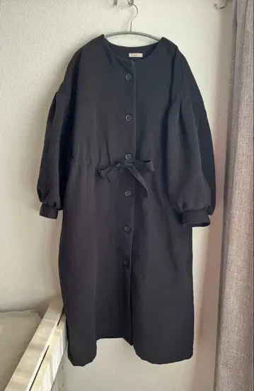 mystic 허리 셔링 코트 블랙