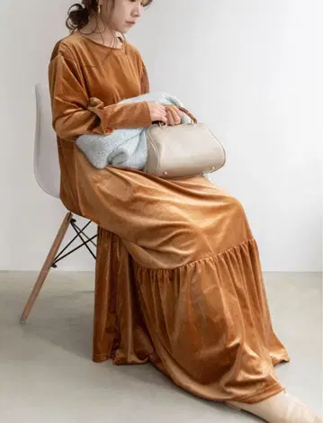 프릭스스토어 벨로아 맥시 원피스 카멜