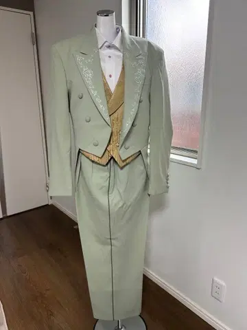 연한 녹색 연미복 더블 브레스트