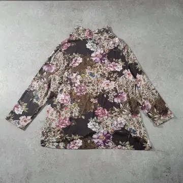 [ 새상품급 ] Liliane Burty 꽃무늬 긴팔 티셔츠 LL